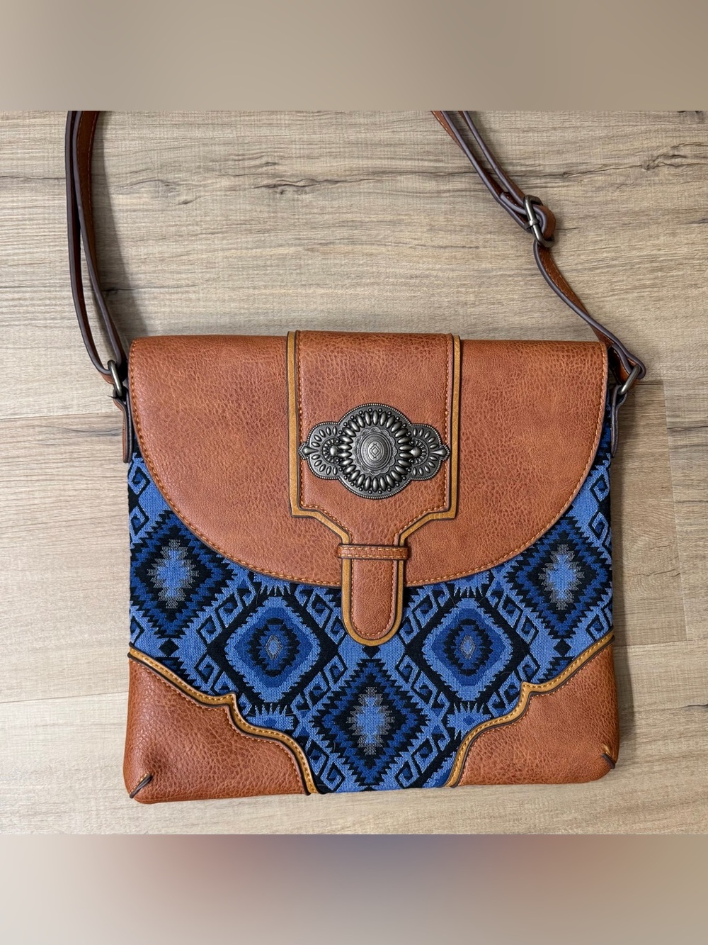 Women’s Western-style crossbody bag by Justin Boots - Picture 2 of 7